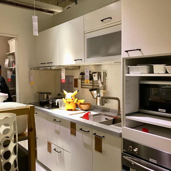 打發時間該去哪裡呢？帶著愛寵 皮卡丘 同逛 IKEA 新莊家具店好像也不錯喔？