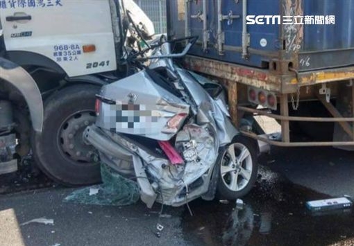 車禍慘狀曝光！車像「廢紙團」夾扁！