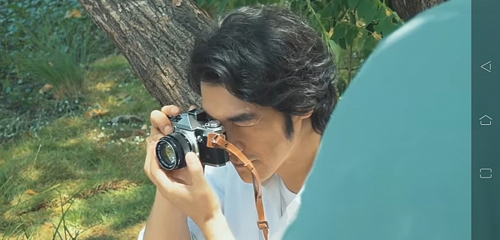 金城武御茶園廣告裡的相機是Olympus嗎？