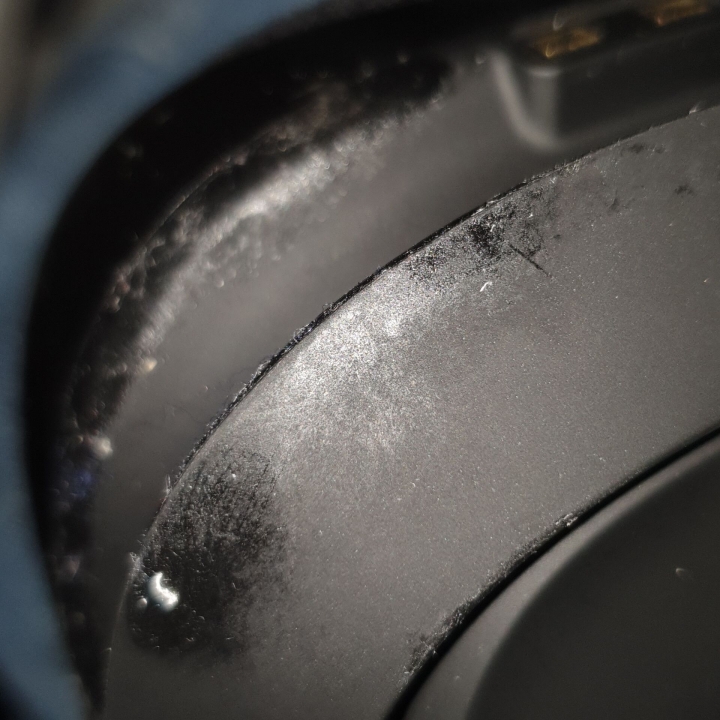 我的ASTRO A50 外表有些地方有點融化並變黏黏的，請問要用啥擦即不會傷害表面又能去黏性？