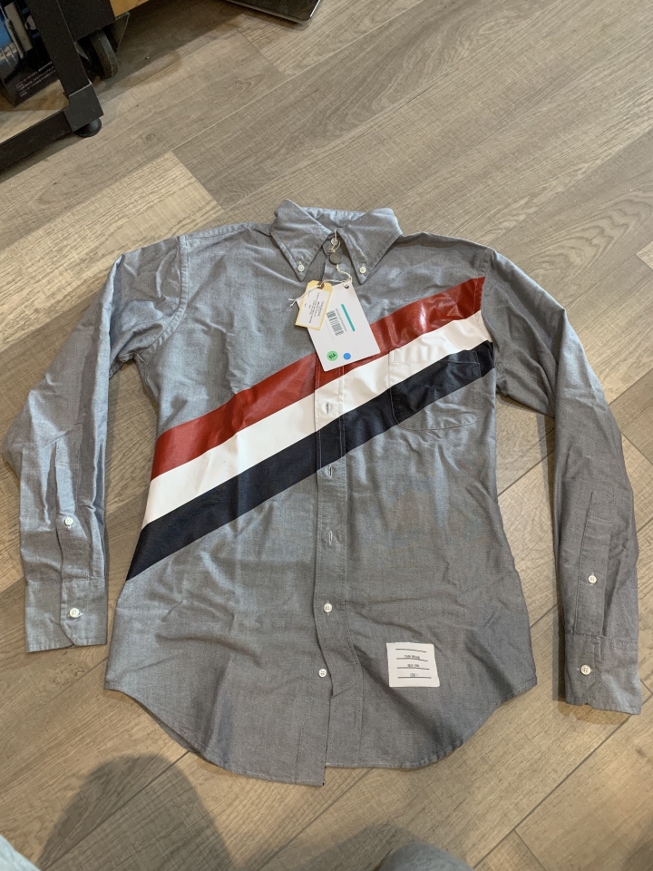 「開箱」Thom Browne 紅白藍斜線藍色牛津襯衫