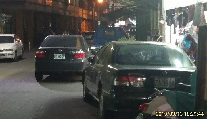 如此停車不算並排停車??那算什麼?人人都可以把路當自家停車場?