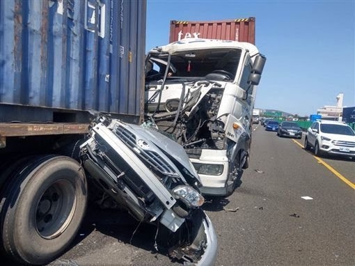 國道兩輛聯結車前後夾擊轎車成廢鐵（即時）