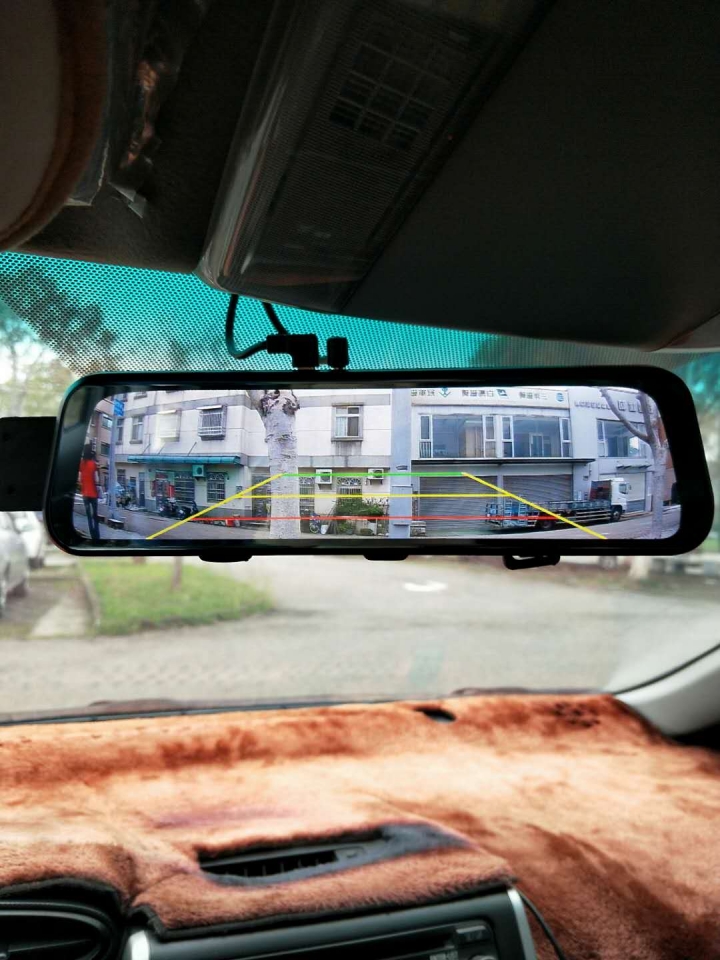 電子後視鏡前後雙錄，倒車線問題