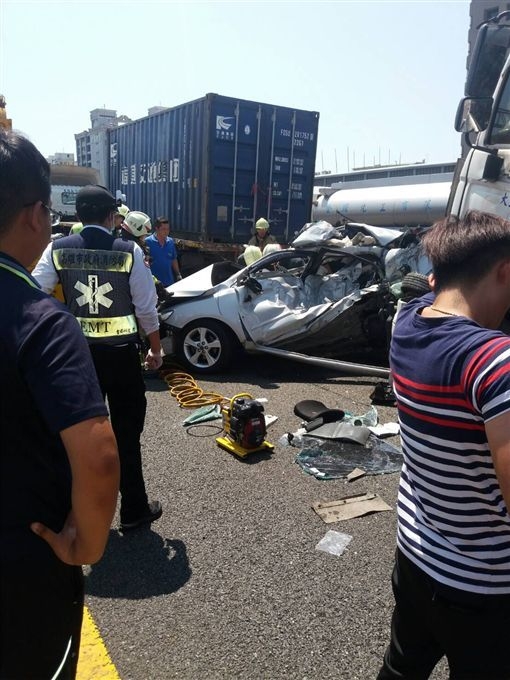 車禍慘狀曝光！車像「廢紙團」夾扁！