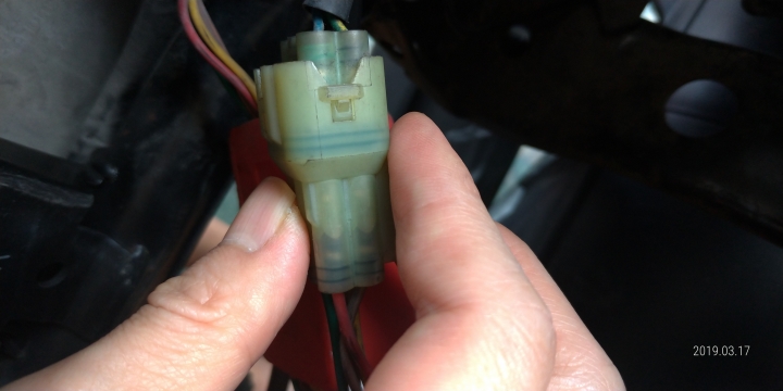 想拔閃爍器，卡接頭拔不下，請跟各位前輩幫忙