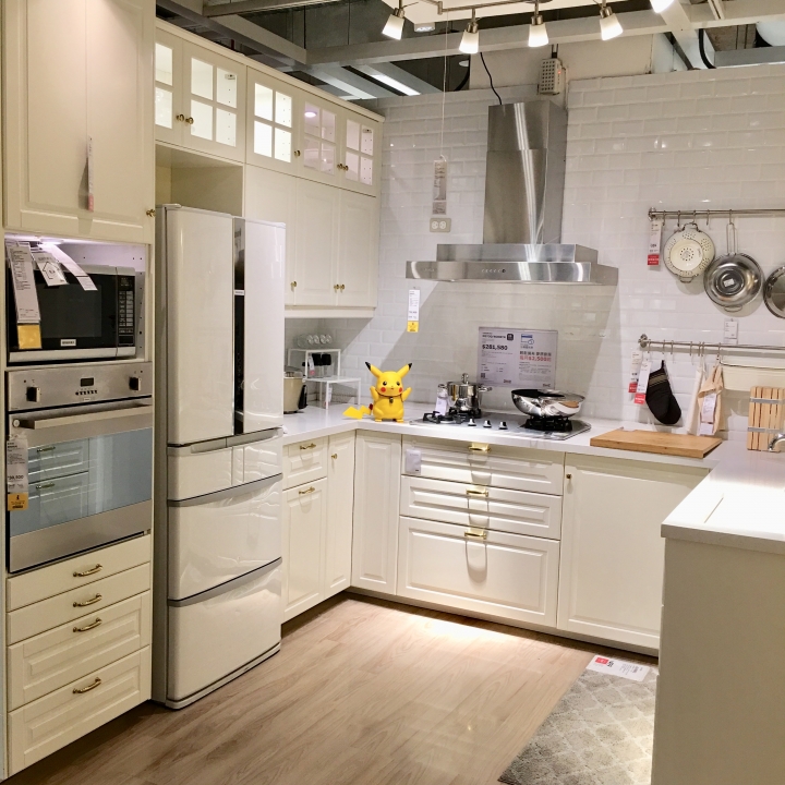 打發時間該去哪裡呢？帶著愛寵 皮卡丘 同逛 IKEA 新莊家具店好像也不錯喔？