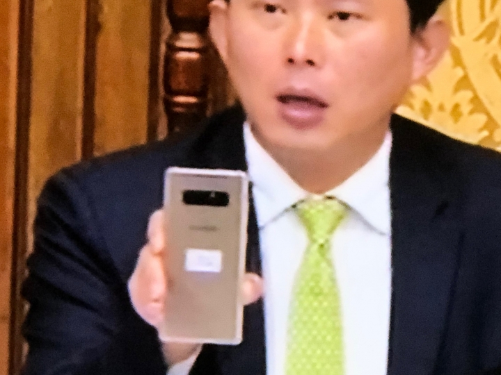 黃國昌是用哪隻手機?