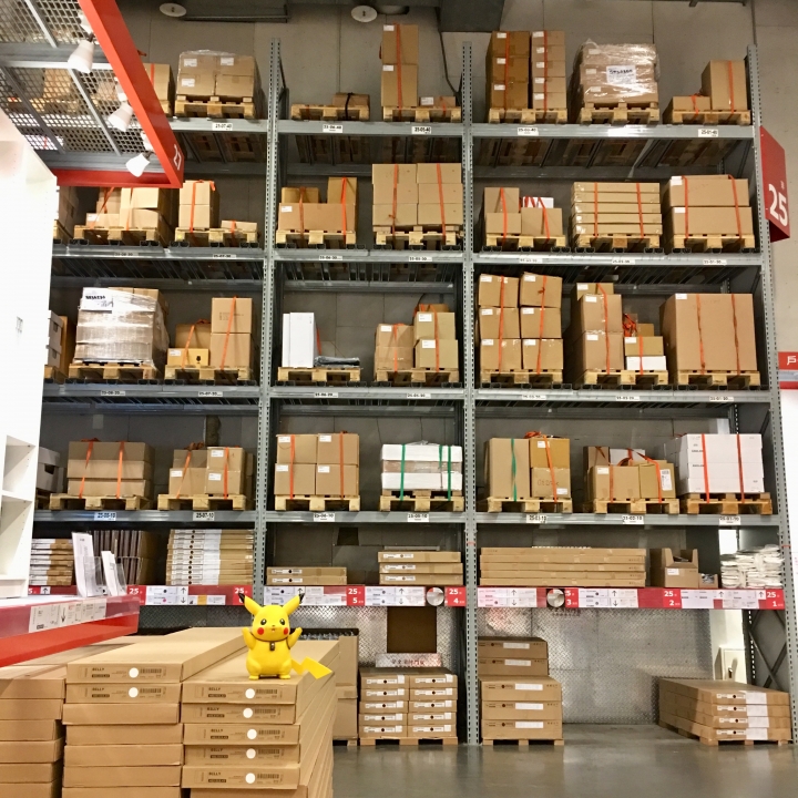 打發時間該去哪裡呢？帶著愛寵 皮卡丘 同逛 IKEA 新莊家具店好像也不錯喔？