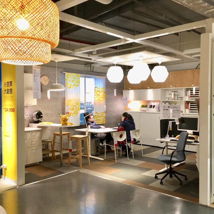 打發時間該去哪裡呢？帶著愛寵 皮卡丘 同逛 IKEA 新莊家具店好像也不錯喔？