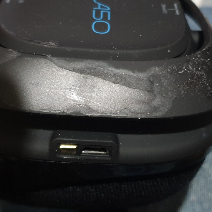 我的ASTRO A50 外表有些地方有點融化並變黏黏的，請問要用啥擦即不會傷害表面又能去黏性？