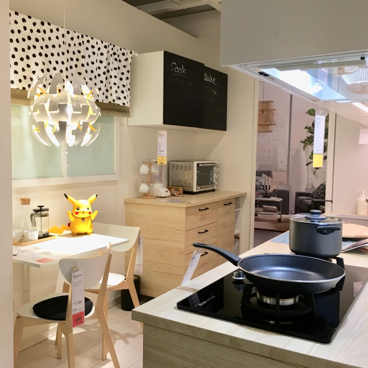 打發時間該去哪裡呢？帶著愛寵 皮卡丘 同逛 IKEA 新莊家具店好像也不錯喔？