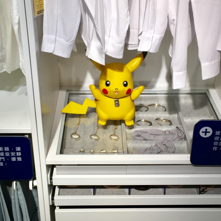 打發時間該去哪裡呢？帶著愛寵 皮卡丘 同逛 IKEA 新莊家具店好像也不錯喔？