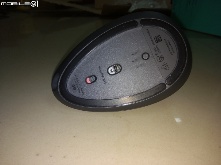 [開箱文]Logitech MX Vertical滑鼠開箱(圖多)