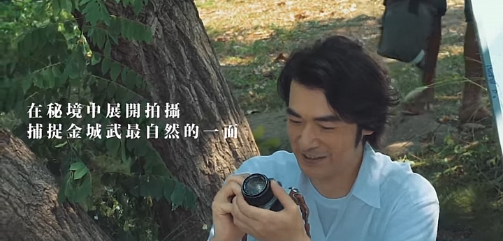 金城武御茶園廣告裡的相機是Olympus嗎？