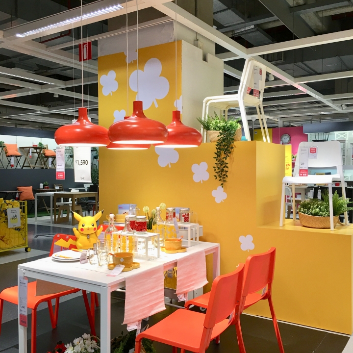 打發時間該去哪裡呢？帶著愛寵 皮卡丘 同逛 IKEA 新莊家具店好像也不錯喔？