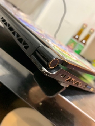 MSI GS65 8RF 螢幕轉軸問題