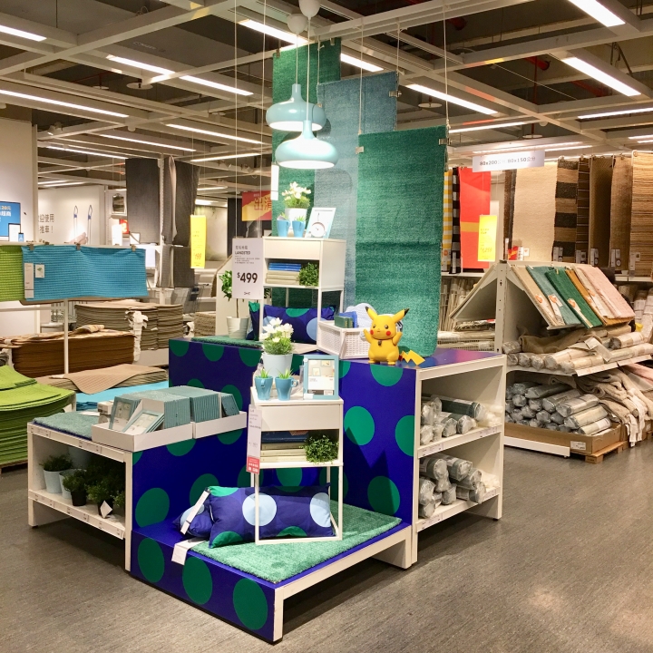 打發時間該去哪裡呢？帶著愛寵 皮卡丘 同逛 IKEA 新莊家具店好像也不錯喔？