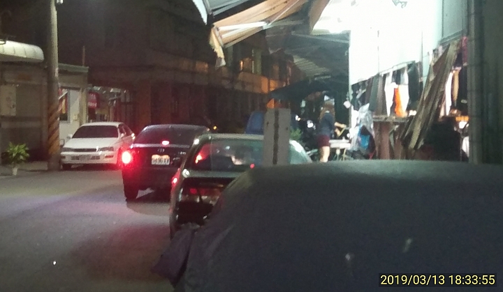 如此停車不算並排停車??那算什麼?人人都可以把路當自家停車場?