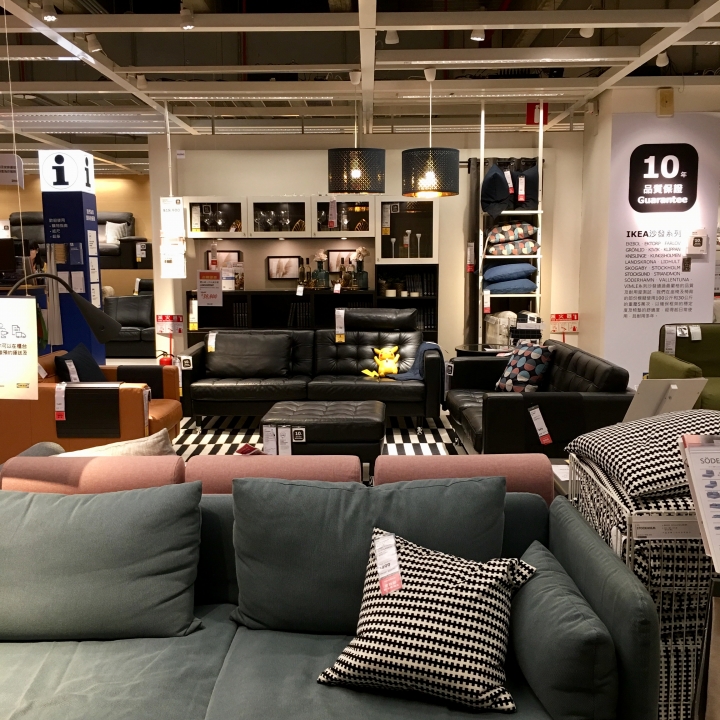打發時間該去哪裡呢？帶著愛寵 皮卡丘 同逛 IKEA 新莊家具店好像也不錯喔？