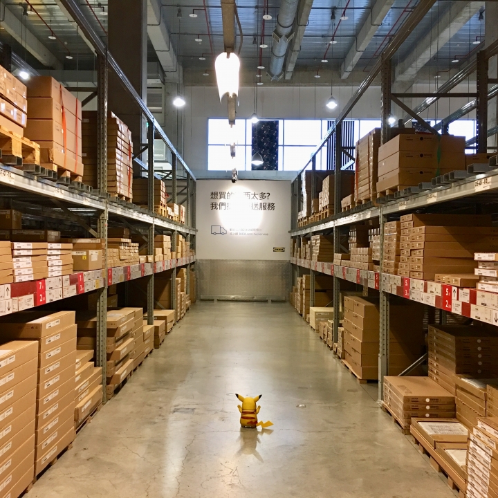 打發時間該去哪裡呢？帶著愛寵 皮卡丘 同逛 IKEA 新莊家具店好像也不錯喔？