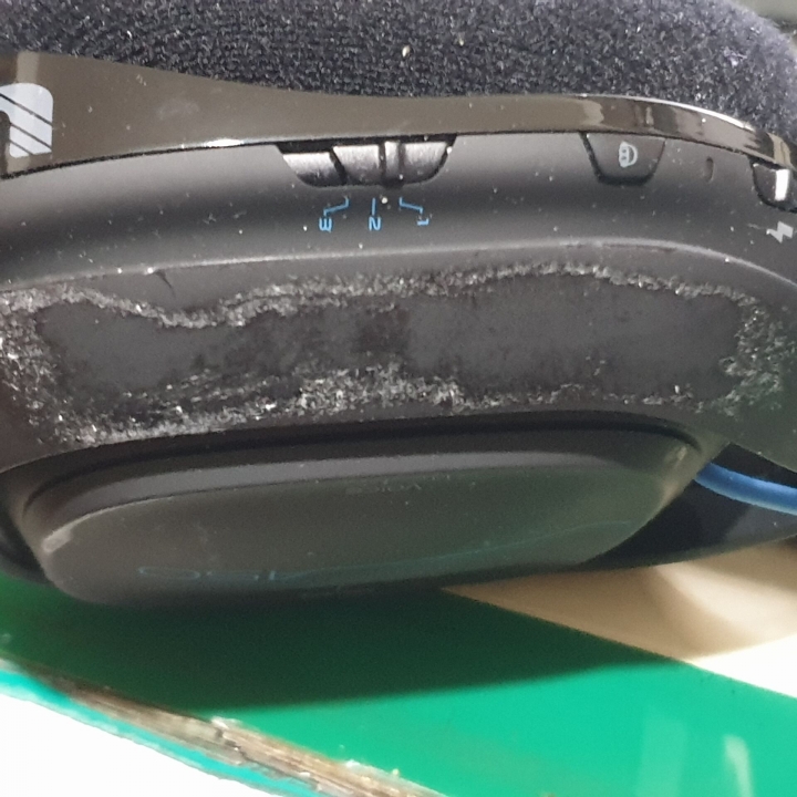 我的ASTRO A50 外表有些地方有點融化並變黏黏的，請問要用啥擦即不會傷害表面又能去黏性？