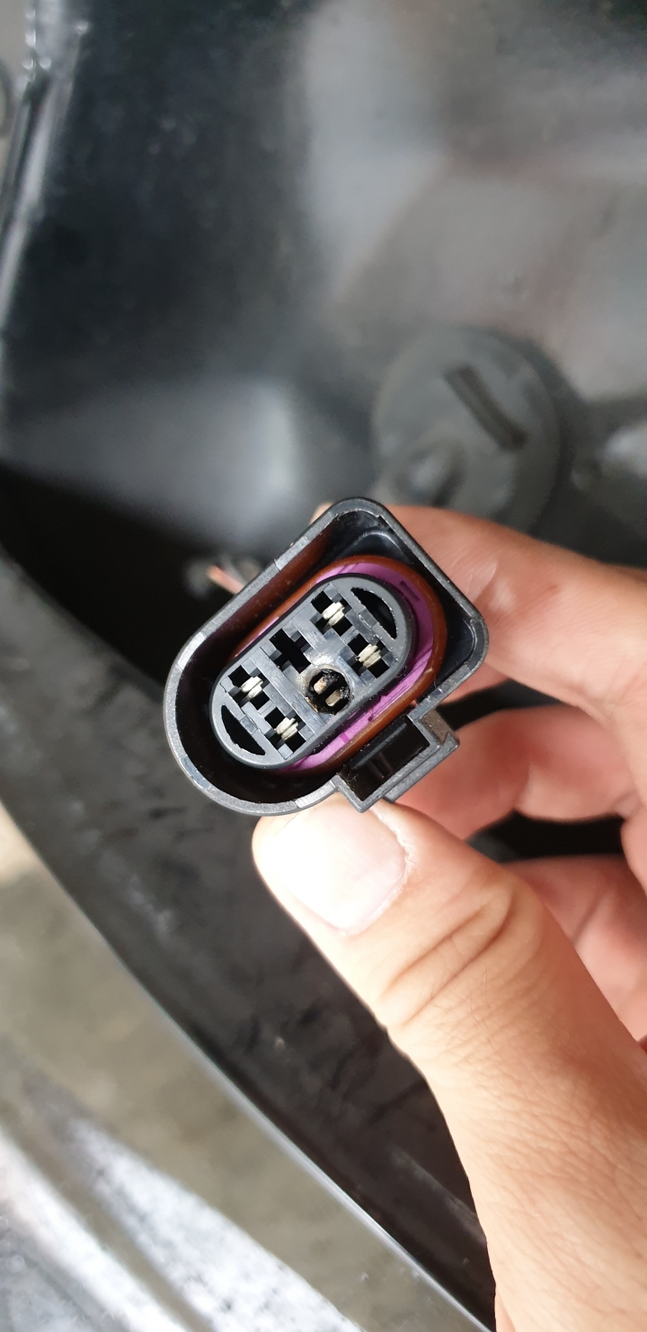 A4 B7 1.8T 駕駛座尾燈組~小燈要亮不亮 <解決方案>