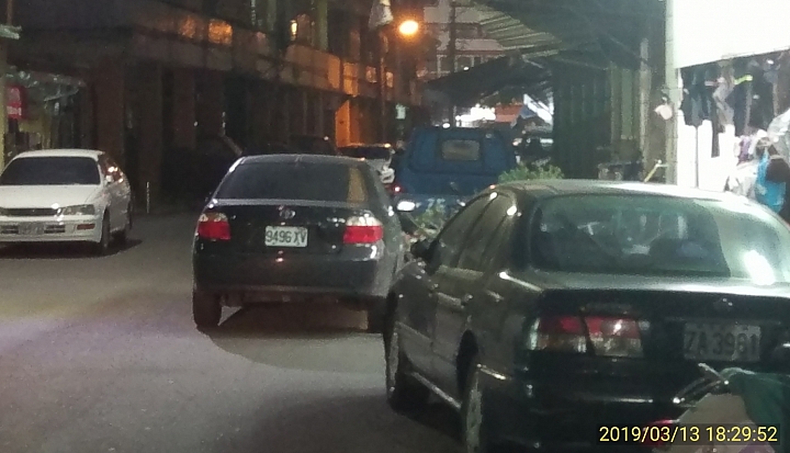 如此停車不算並排停車??那算什麼?人人都可以把路當自家停車場?