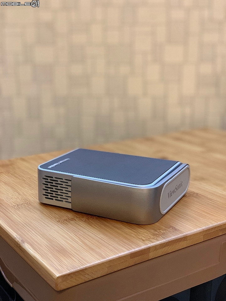 Viewsonic M1微型投影機 ,我的老天鵝, 終於換我開箱了 { 警告:  內文有大量勸拜資訊,腦波太弱著,請慎入}