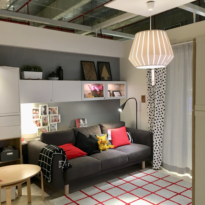 打發時間該去哪裡呢？帶著愛寵 皮卡丘 同逛 IKEA 新莊家具店好像也不錯喔？