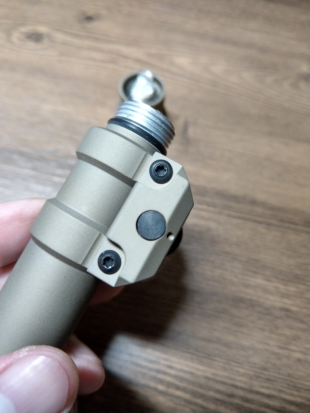 不專業簡易開箱 ( SureFire M600DF 1500流明 戰術槍燈 )