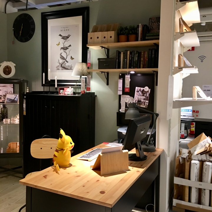 打發時間該去哪裡呢？帶著愛寵 皮卡丘 同逛 IKEA 新莊家具店好像也不錯喔？