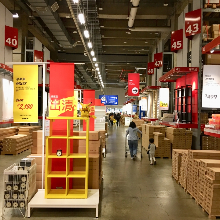 打發時間該去哪裡呢？帶著愛寵 皮卡丘 同逛 IKEA 新莊家具店好像也不錯喔？