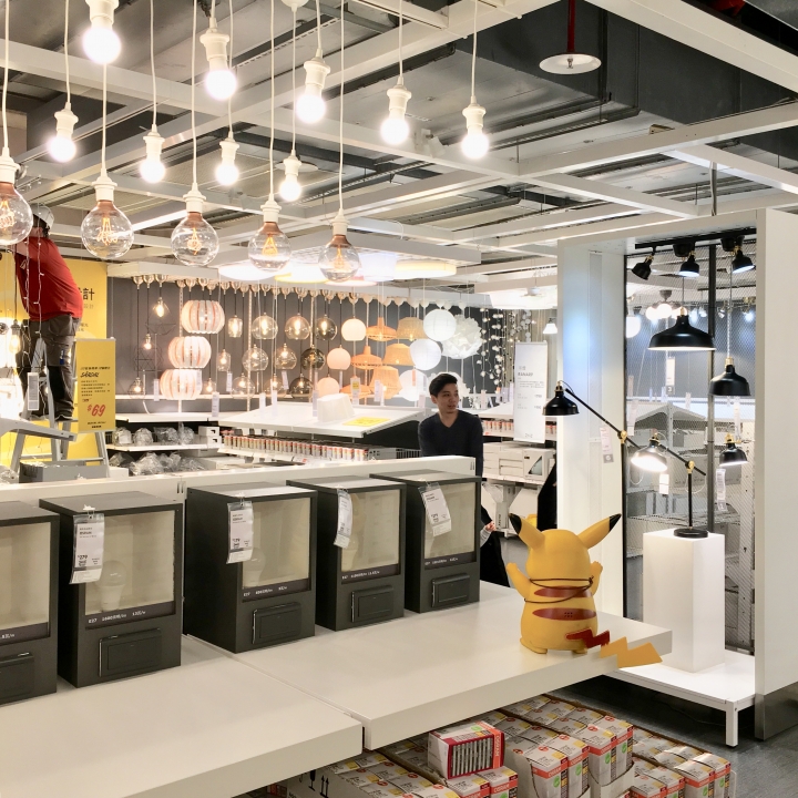 打發時間該去哪裡呢？帶著愛寵 皮卡丘 同逛 IKEA 新莊家具店好像也不錯喔？
