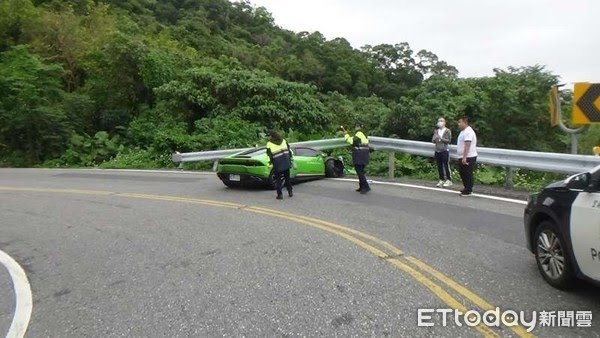 北宜公路上被撞斷的護欄