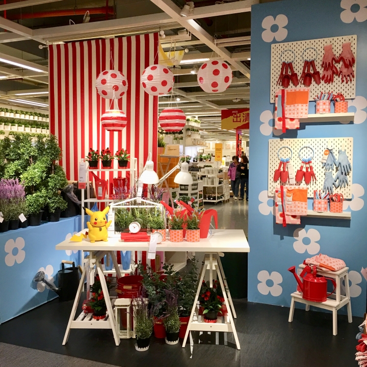 打發時間該去哪裡呢？帶著愛寵 皮卡丘 同逛 IKEA 新莊家具店好像也不錯喔？