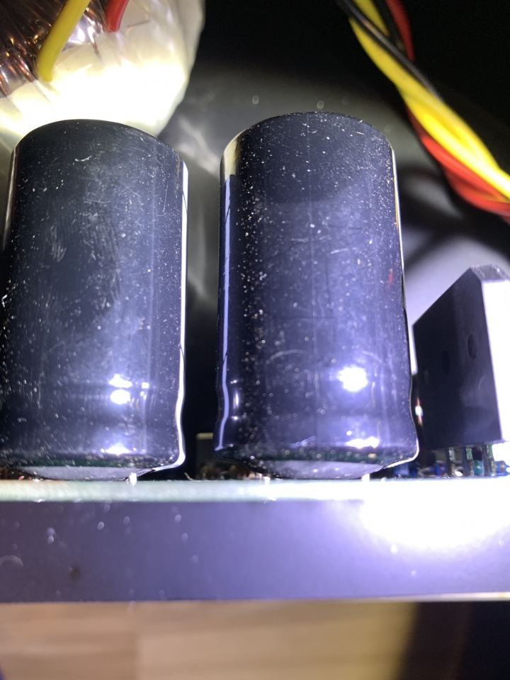 低音喇叭 的 10000uF 50V 105度 電容 更換建議