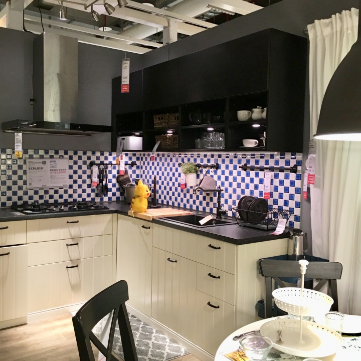 打發時間該去哪裡呢？帶著愛寵 皮卡丘 同逛 IKEA 新莊家具店好像也不錯喔？