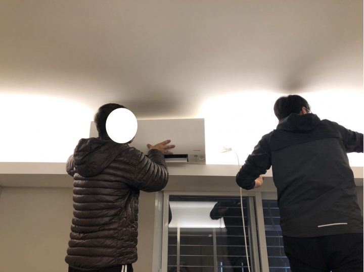 木作天花板(燈槽)和冷氣....