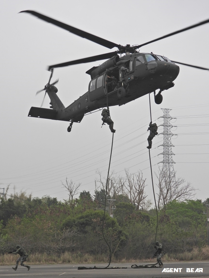 國軍特戰部隊突襲炸毀八卦山敵導航干擾電台(28P)