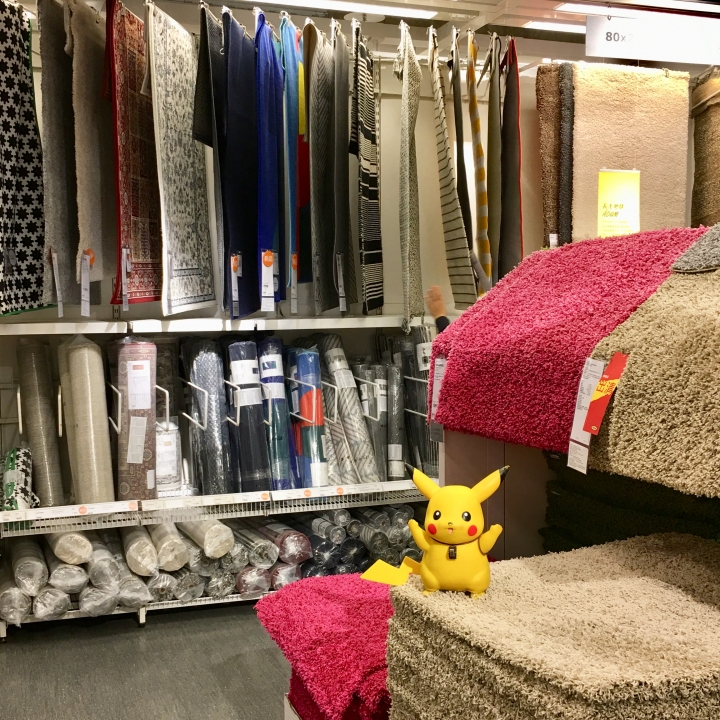 打發時間該去哪裡呢？帶著愛寵 皮卡丘 同逛 IKEA 新莊家具店好像也不錯喔？