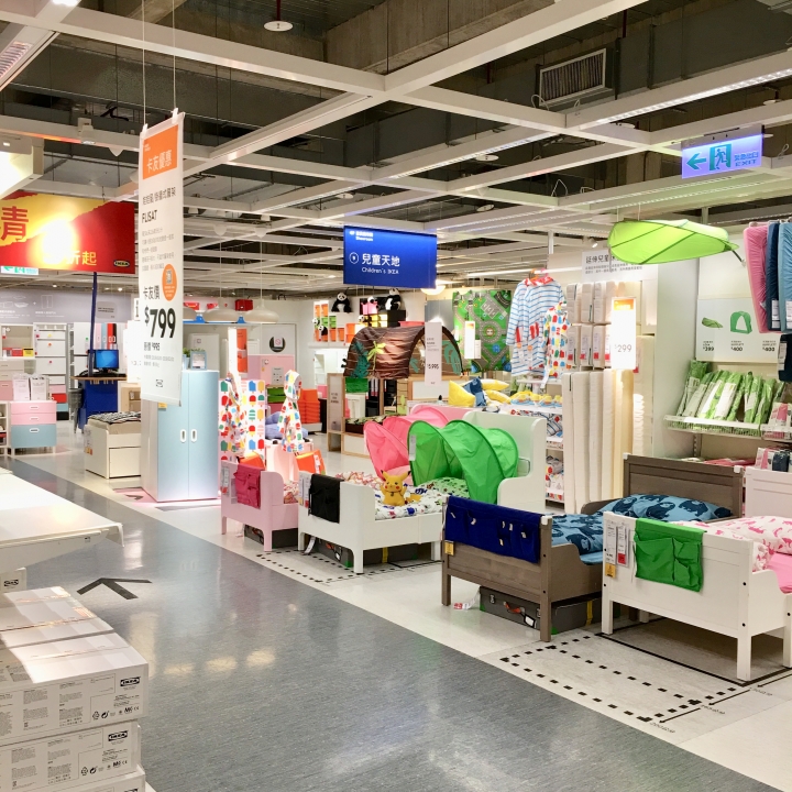 打發時間該去哪裡呢？帶著愛寵 皮卡丘 同逛 IKEA 新莊家具店好像也不錯喔？