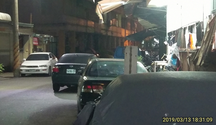 如此停車不算並排停車??那算什麼?人人都可以把路當自家停車場?