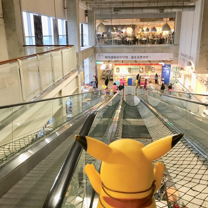 打發時間該去哪裡呢？帶著愛寵 皮卡丘 同逛 IKEA 新莊家具店好像也不錯喔？