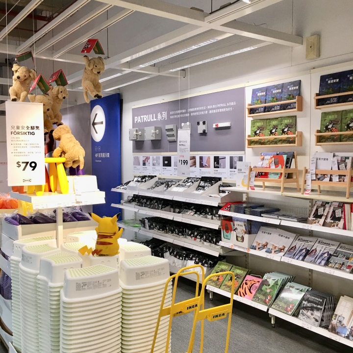 打發時間該去哪裡呢？帶著愛寵 皮卡丘 同逛 IKEA 新莊家具店好像也不錯喔？
