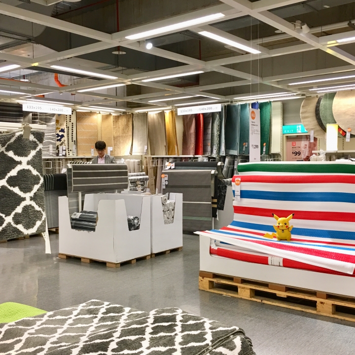 打發時間該去哪裡呢？帶著愛寵 皮卡丘 同逛 IKEA 新莊家具店好像也不錯喔？