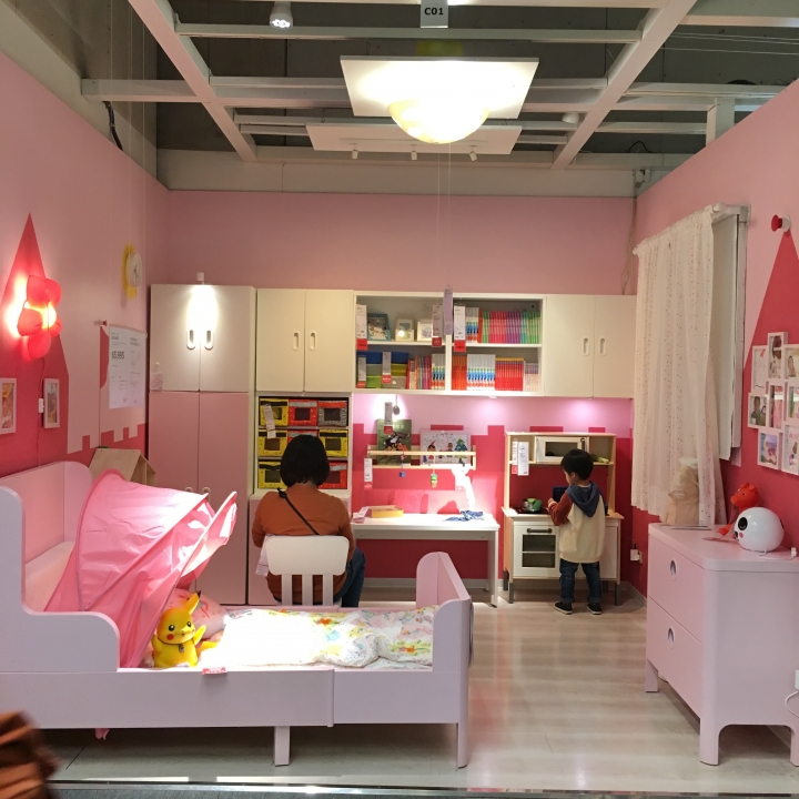 打發時間該去哪裡呢？帶著愛寵 皮卡丘 同逛 IKEA 新莊家具店好像也不錯喔？