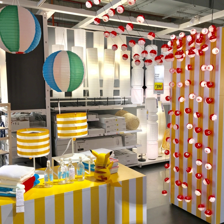 打發時間該去哪裡呢？帶著愛寵 皮卡丘 同逛 IKEA 新莊家具店好像也不錯喔？