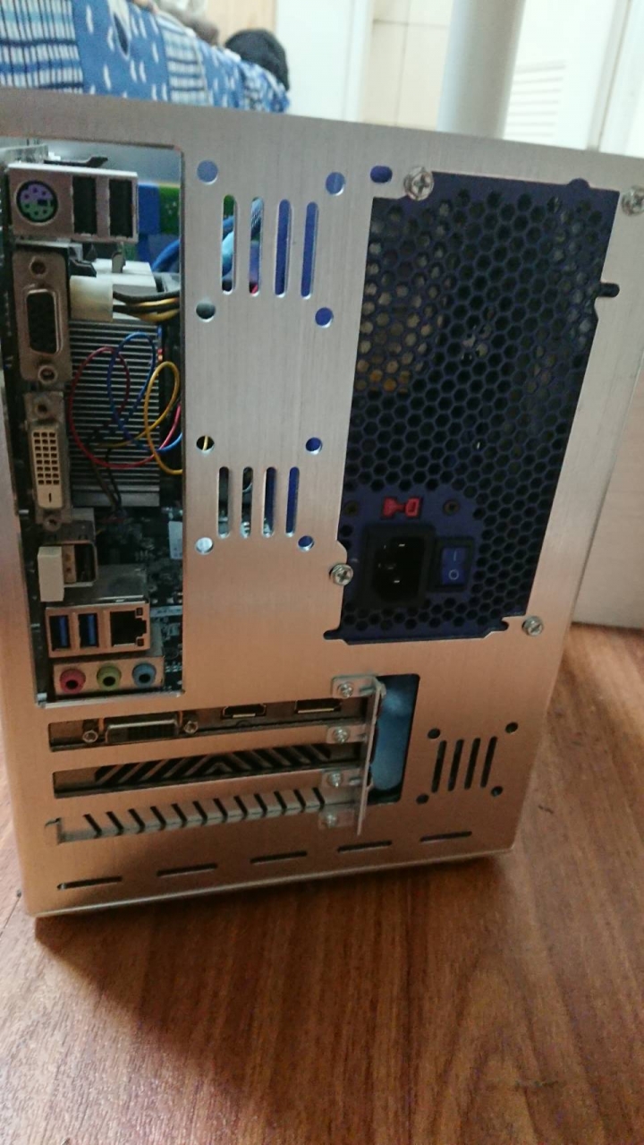 有勞高手解惑，這機殼裝的下R7 2700x嗎?
