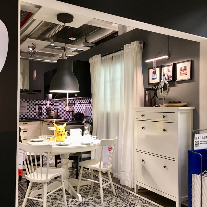 打發時間該去哪裡呢？帶著愛寵 皮卡丘 同逛 IKEA 新莊家具店好像也不錯喔？